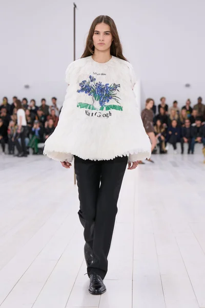 Look 16